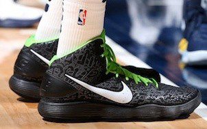 Karl-Anthony Towns in the Nike Hyperdunk 2017 'Black with green laces'