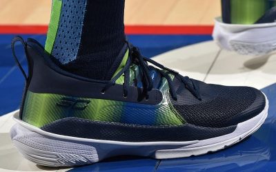 Seth Curry in the Under Armour Curry 7 'Mavs City Edition colors'